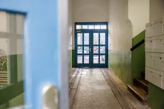 Hauseingang Eigentumswohnung Berlin Mitte Anklamer Straße Schwarz Immobilien 