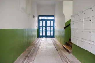 Hauseingang Eigentumswohnung Berlin Mitte Anklamer Straße Schwarz Immobilien 