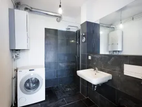 Badezimmer Eigentumswohnung Berlin Mitte Anklamer Straße Schwarz Immobilien 