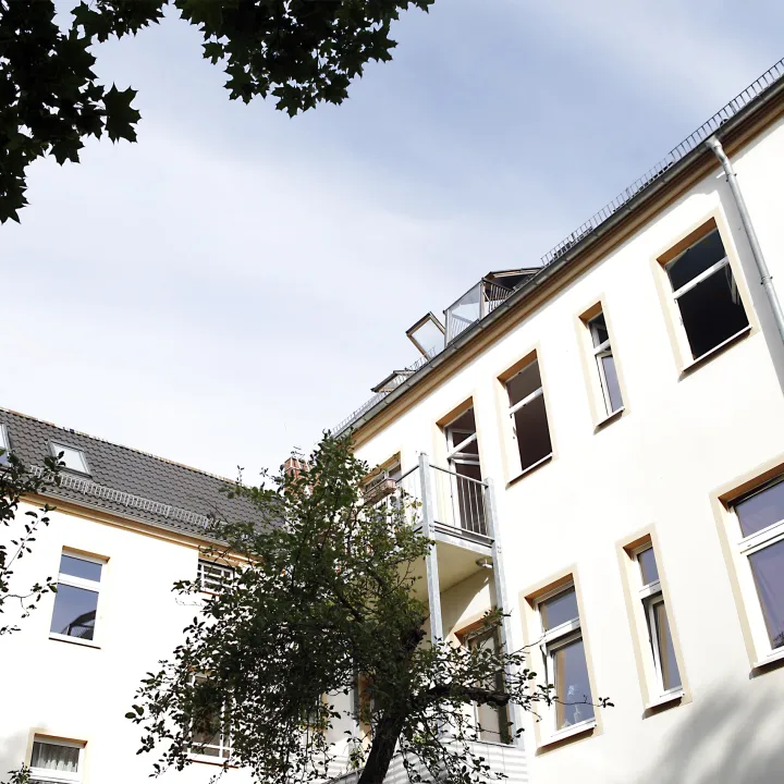 2-Zimmer im DG mit Cabrio-Balkonen & Garten