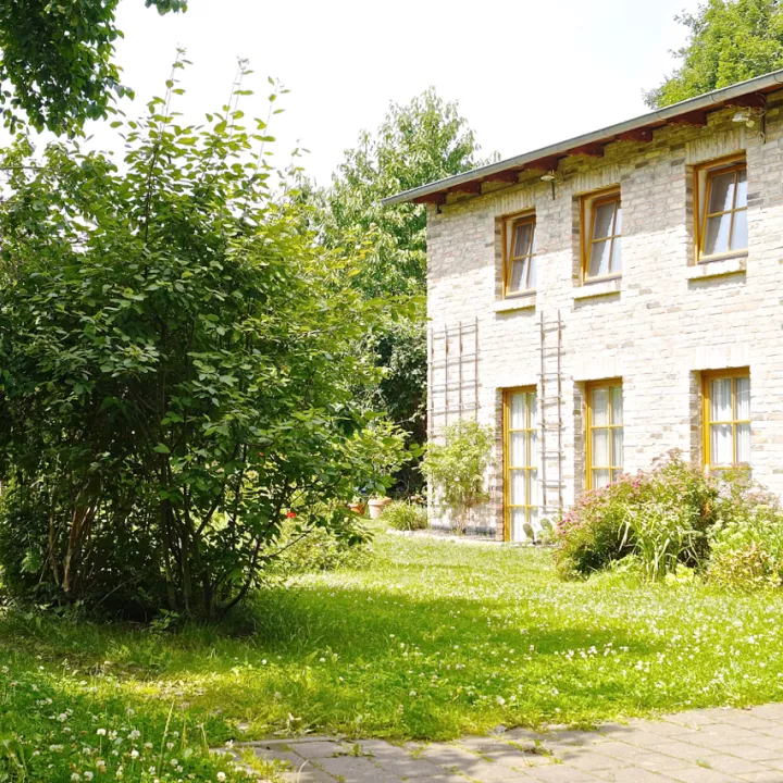 Remise mit Sonnengarten plus zwei Eigentumswohnungen