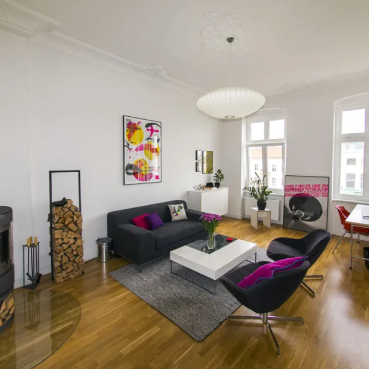 Stilvoll möblierter Stuckaltbau mit 2 Balkonen & Kamin